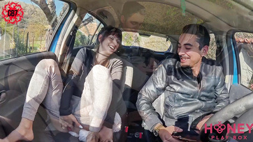 A szexmániás nejecském leöltözött a tragacsban és nem csak engem, hanem egy vadidegent is leszívott Thumb