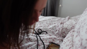 Megkuksiztam a kéjes mostoha kishúgomat önkielégítés közben és beakasztottam a kígyómat a hátsójába Thumb