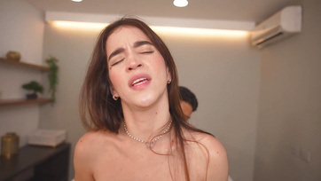 A kívánnivaló és tündéri masszőr bébi vidáman bevette a betege giganagy dákóját a nunikájába Thumb